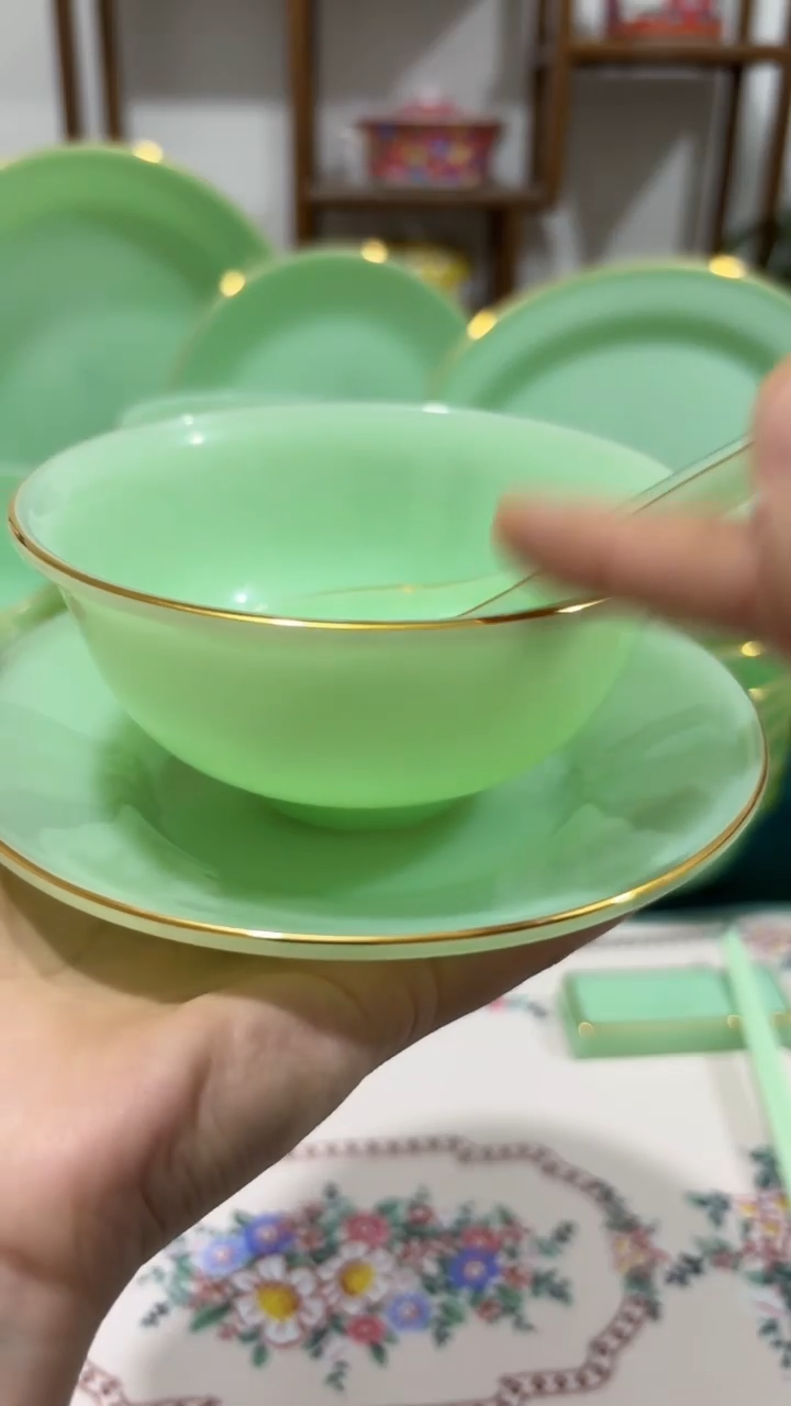 ·    玉瓷碗碟勺各1个 