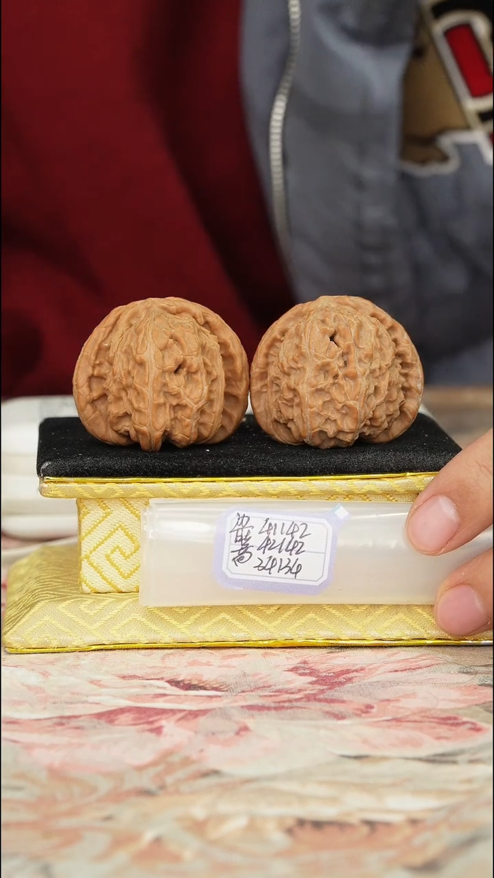 【闪购商品】文玩核桃把件白狮子