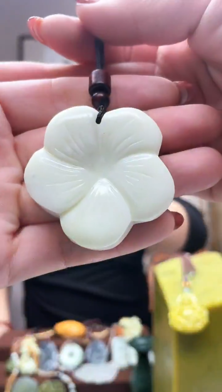 未镶嵌岫玉吊坠··