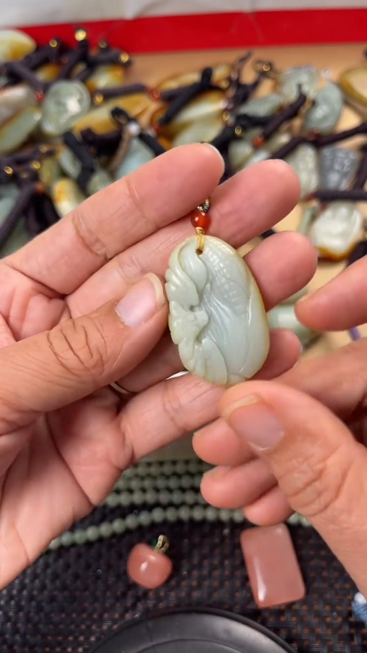 【闪购商品】和田玉颈饰未镶嵌多样性发货没有证书拍一发一有瑕