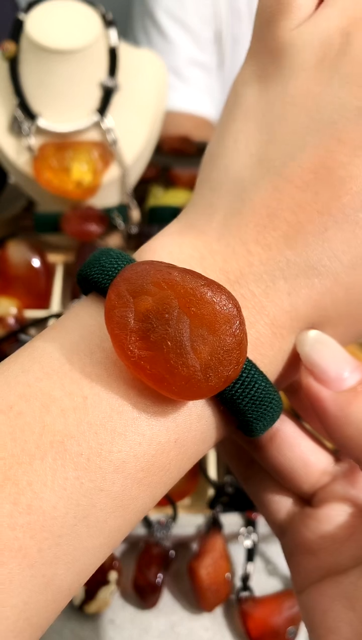 未镶嵌琥珀裸石似玉