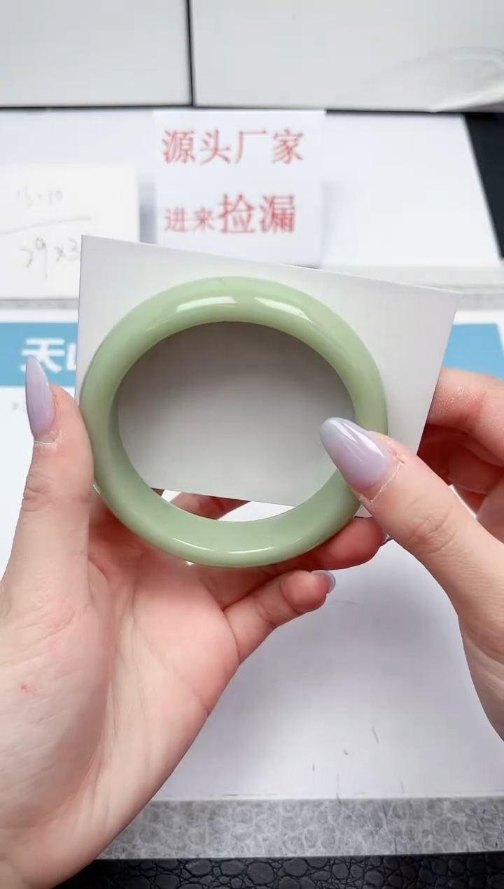 【闪购商品】石英质玉手镯未镶嵌A4-61.6