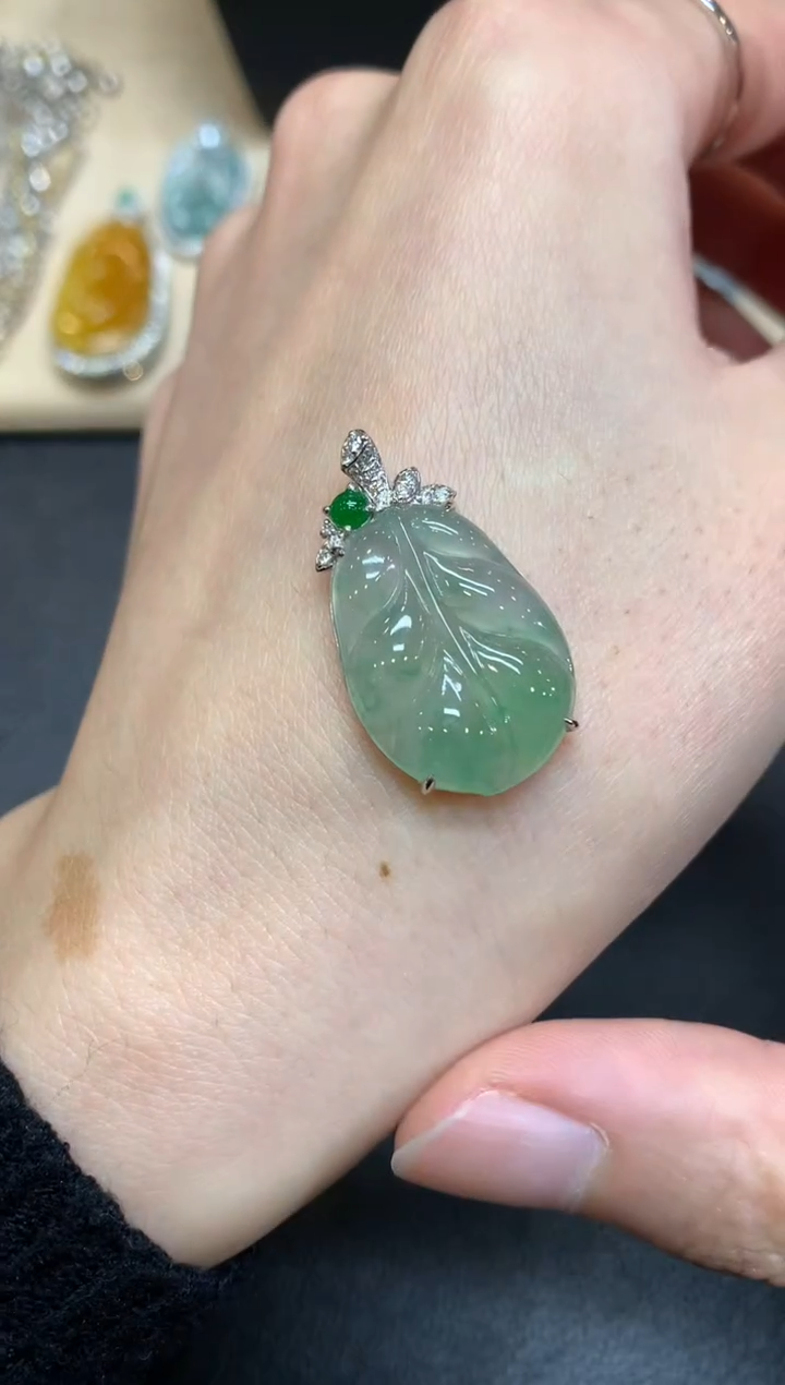 【闪购商品】翡翠颈饰18K金镶嵌叶子【无服务费】