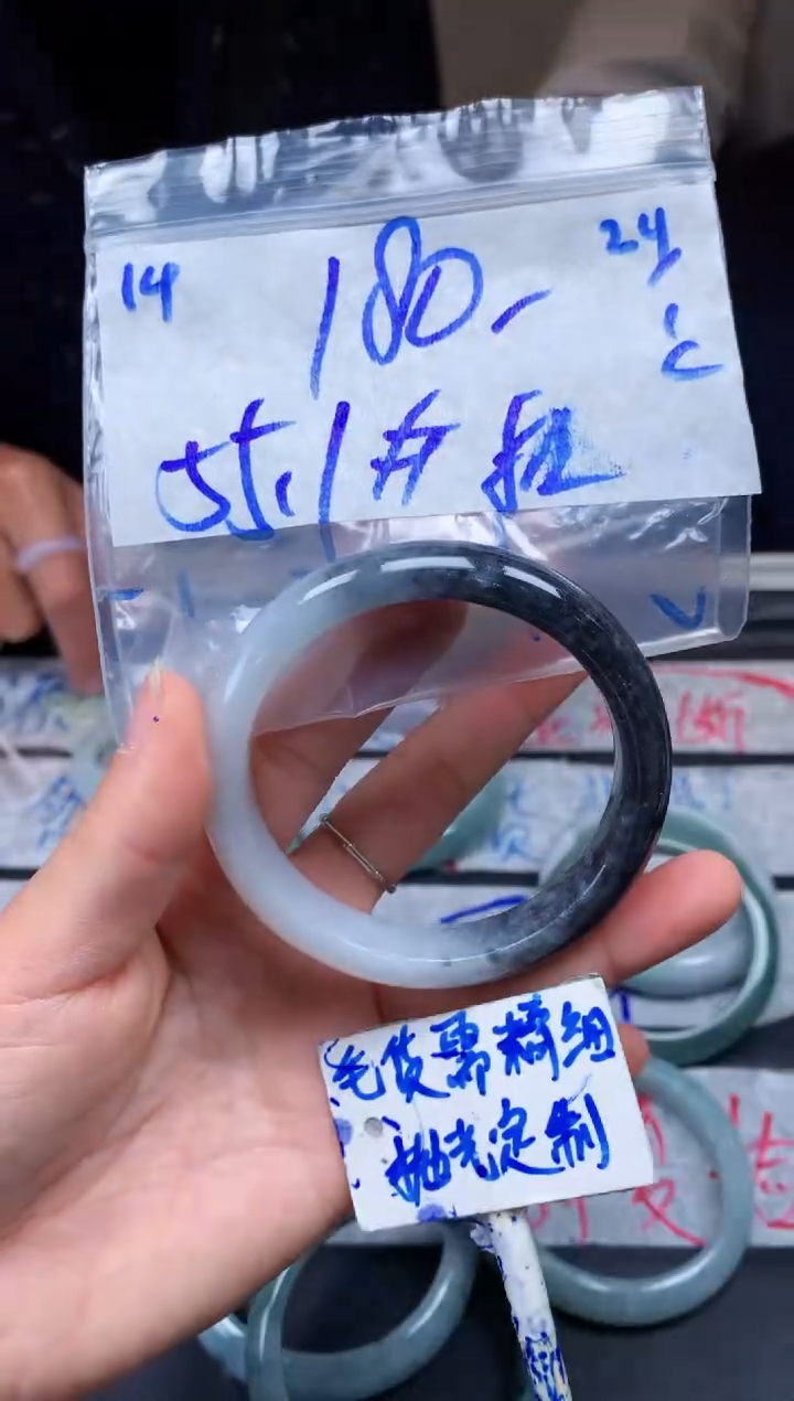 【闪购商品】定制翡翠未镶嵌14毛货需精细抛光手镯多样性拍一发一