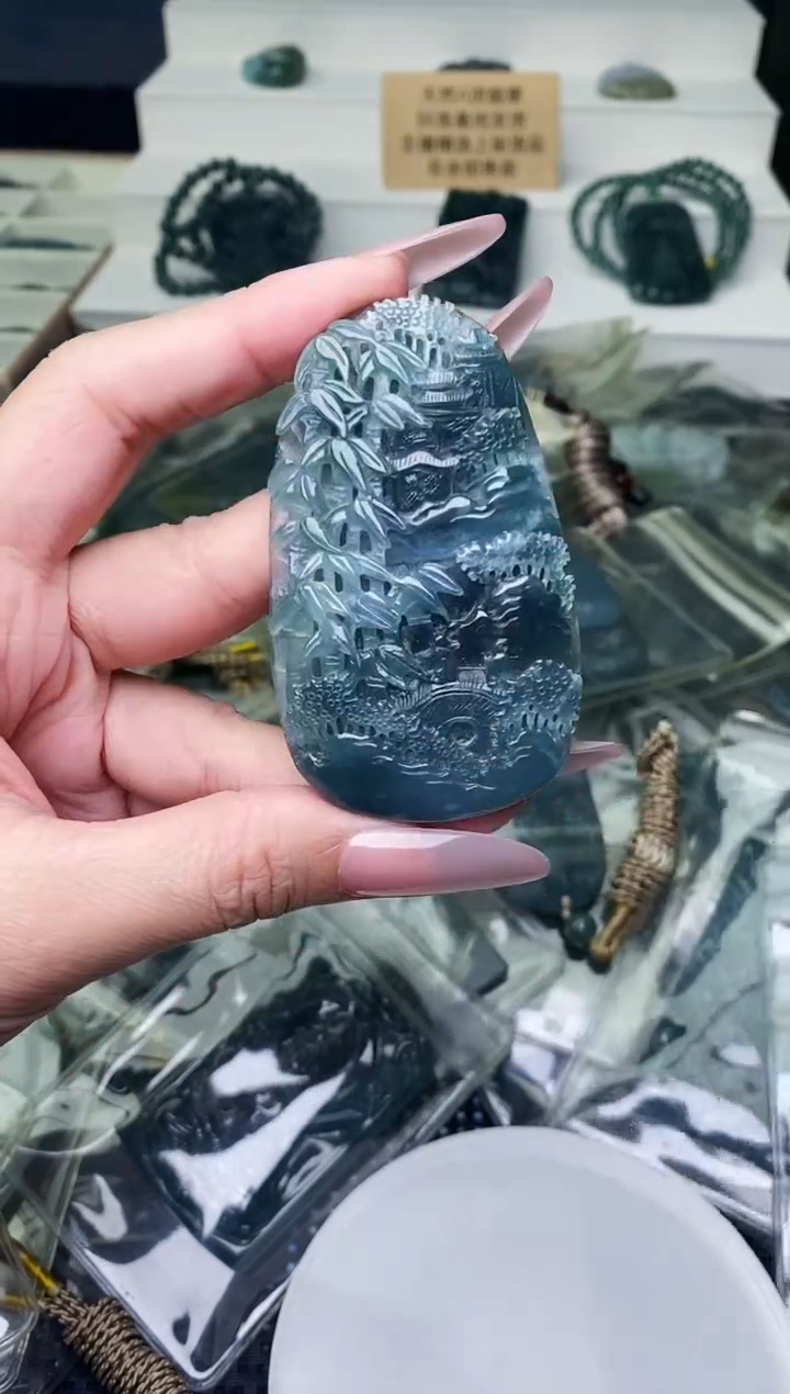 颈饰未镶嵌翡翠 