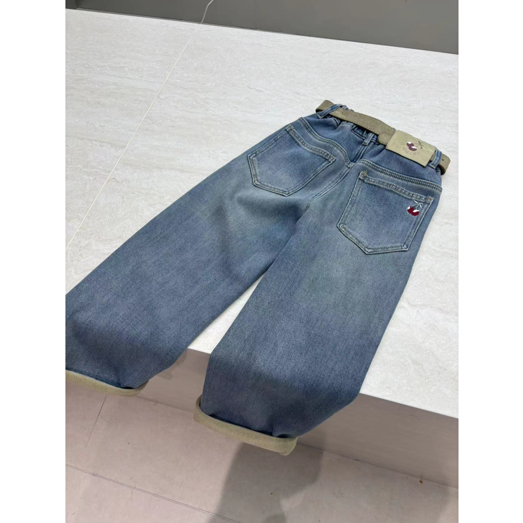 D236388「奔跑的蜗牛」植绒皮标樱桃刺绣儿童牛仔裤