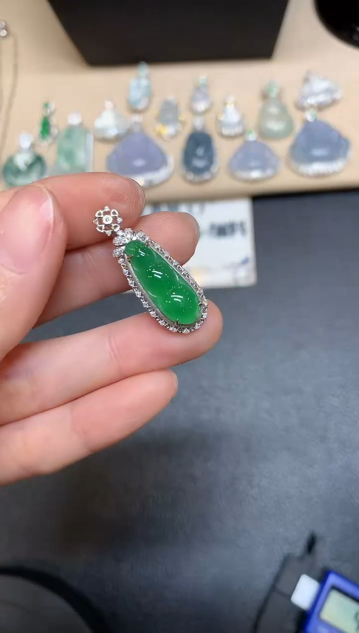 【闪购商品】翡翠吊坠(不含链)18K金镶嵌福豆【无服务费