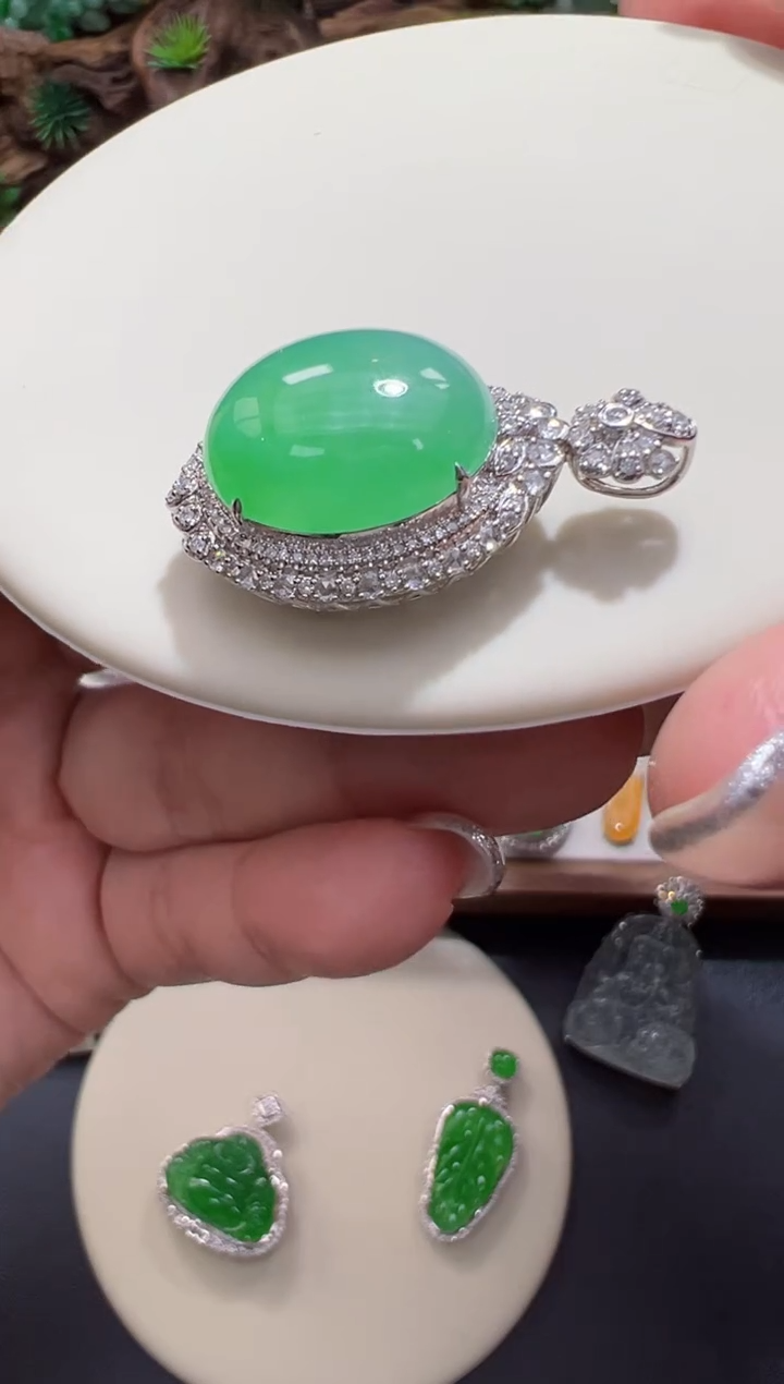 颈饰18K金镶嵌翡翠大绿蛋