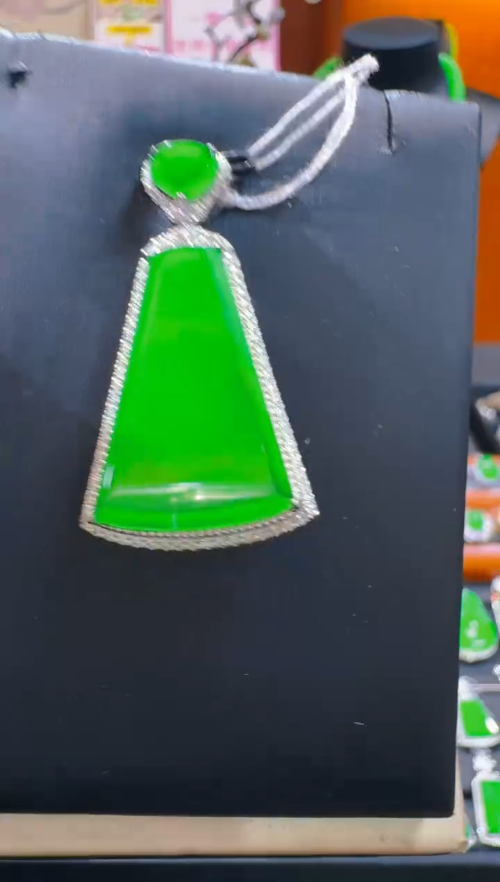 【闪购商品】翡翠吊坠(赠链)18K金镶嵌天然a货翡翠