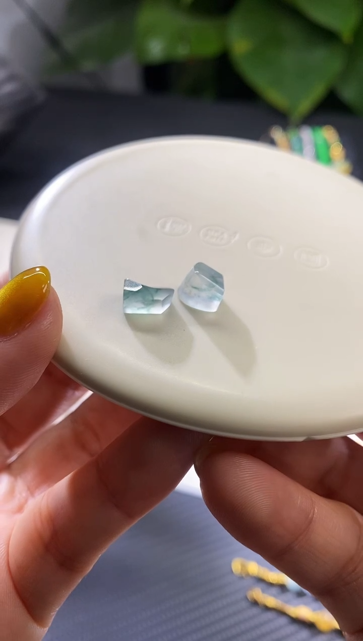 【闪购商品】翡翠挂件未镶嵌一对随形