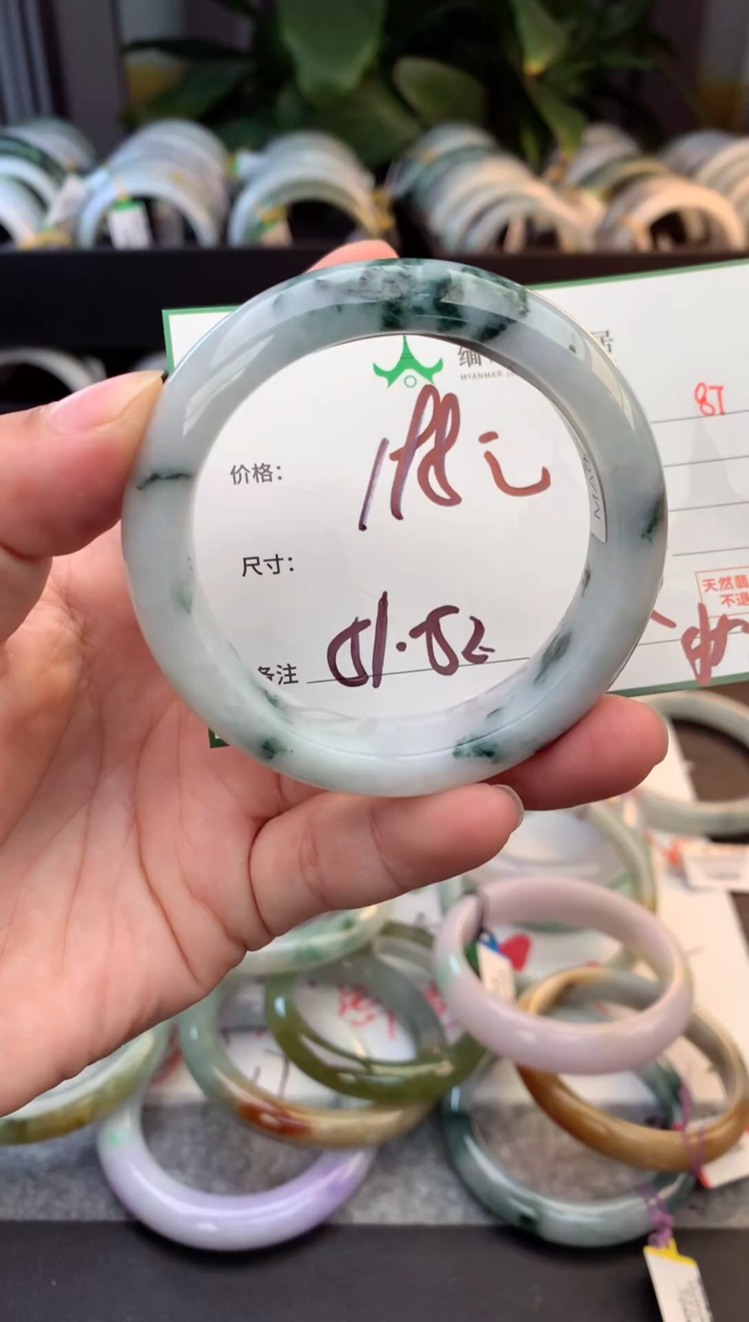 未镶嵌定制翡翠毛货需精细抛光+多人