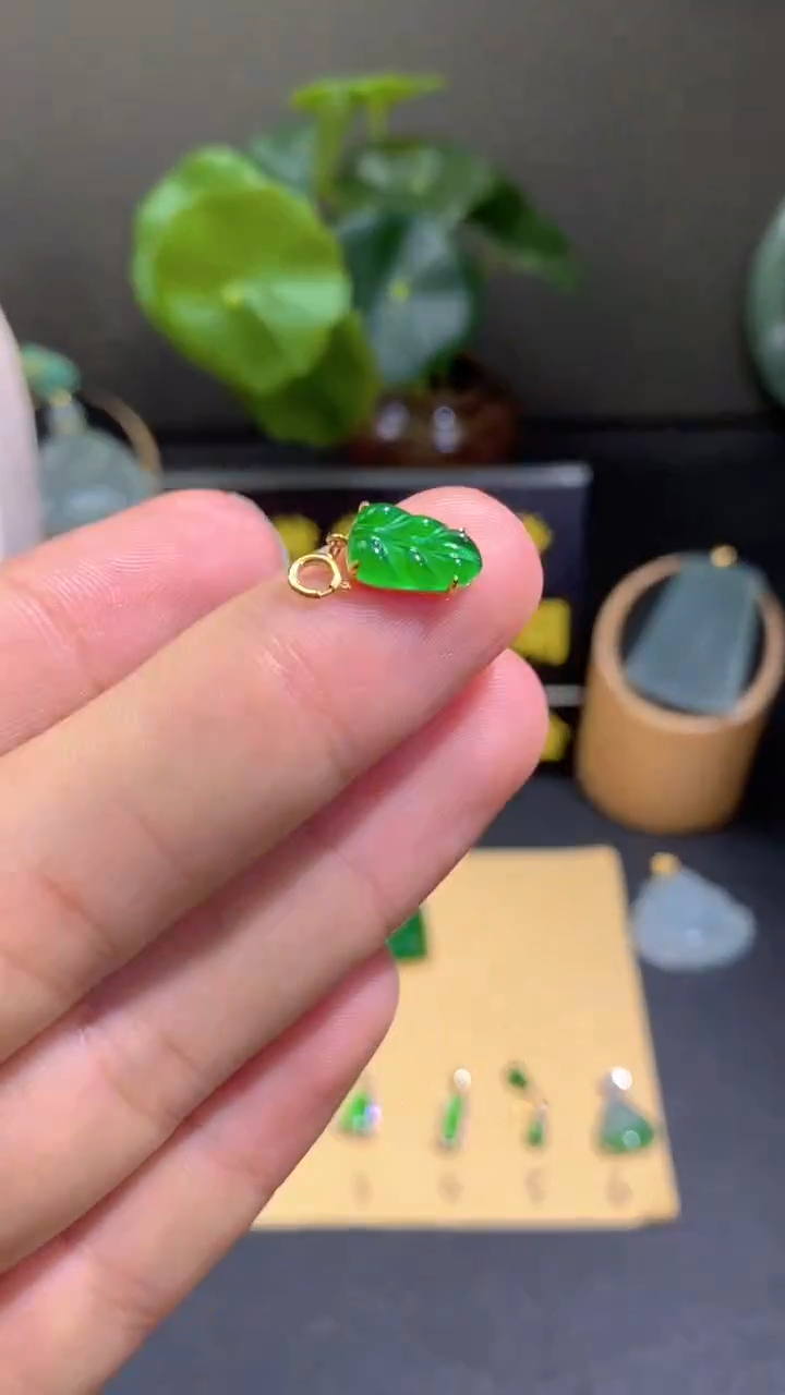 颈饰18K金镶嵌翡翠翡翠A货