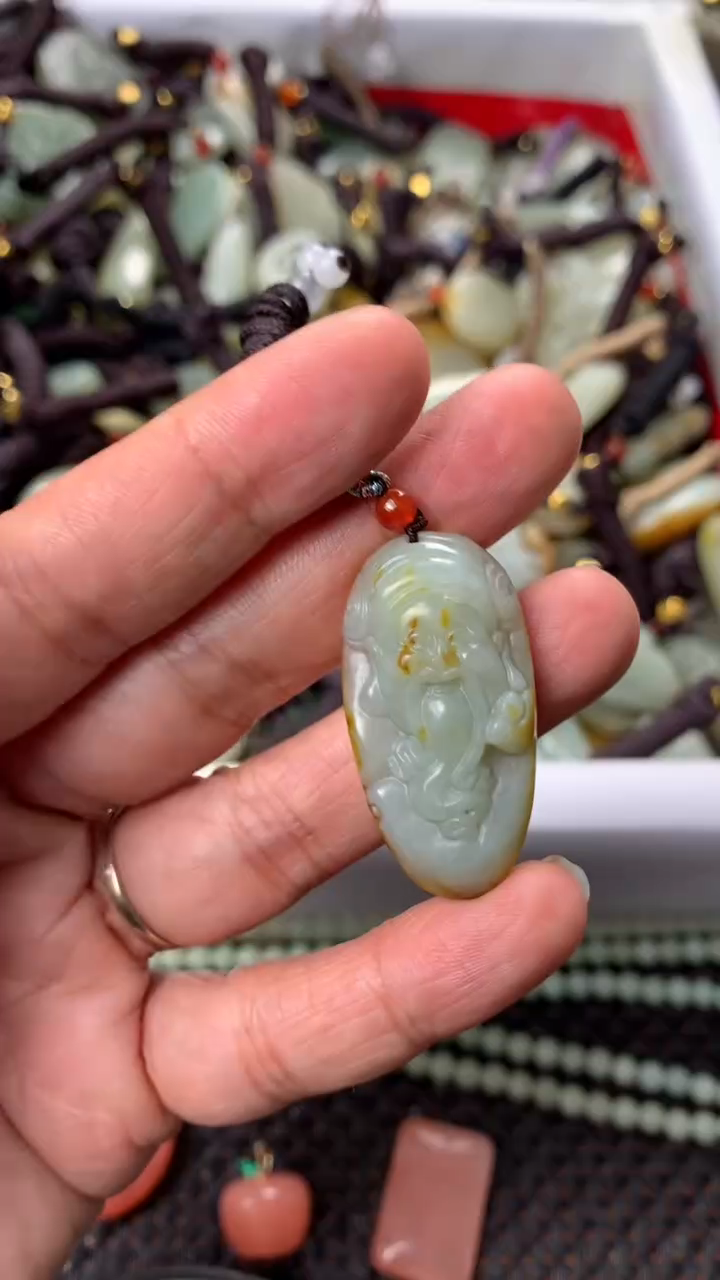 【闪购商品】和田玉颈饰未镶嵌多样性发货没有证书.拍一发一，有瑕