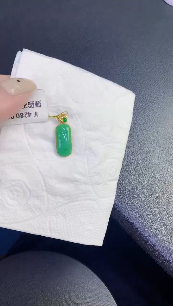 颈饰18K金镶嵌翡翠缅甸天然翡翠A货