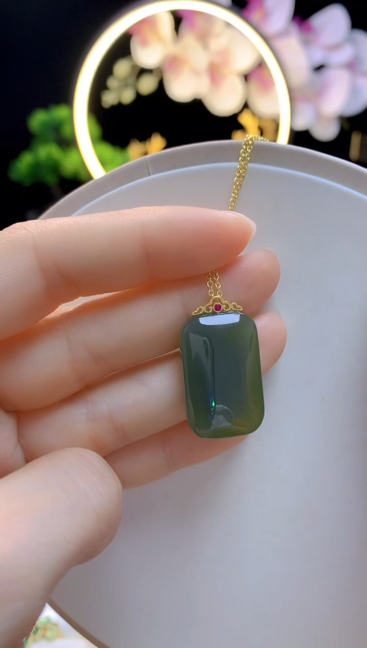 和田玉18K金镶嵌吊坠(赠链)无事牌