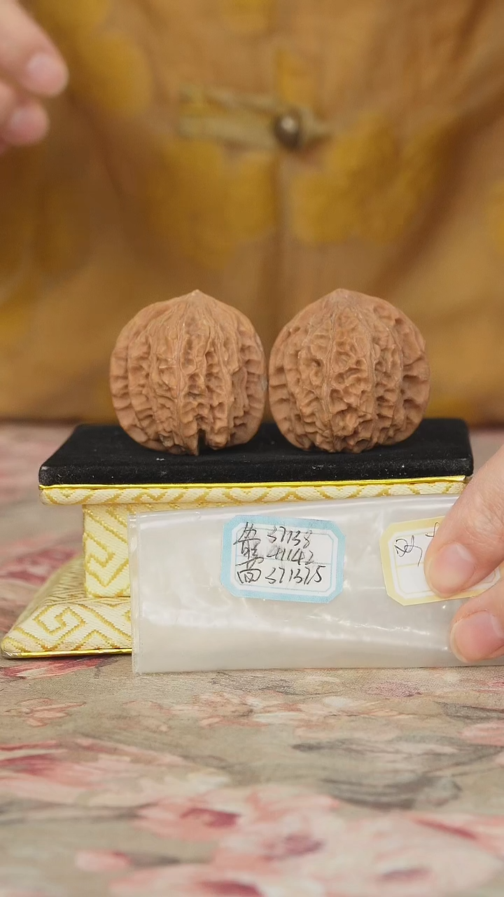 文玩核桃把件非嫁接老款有瑕疵