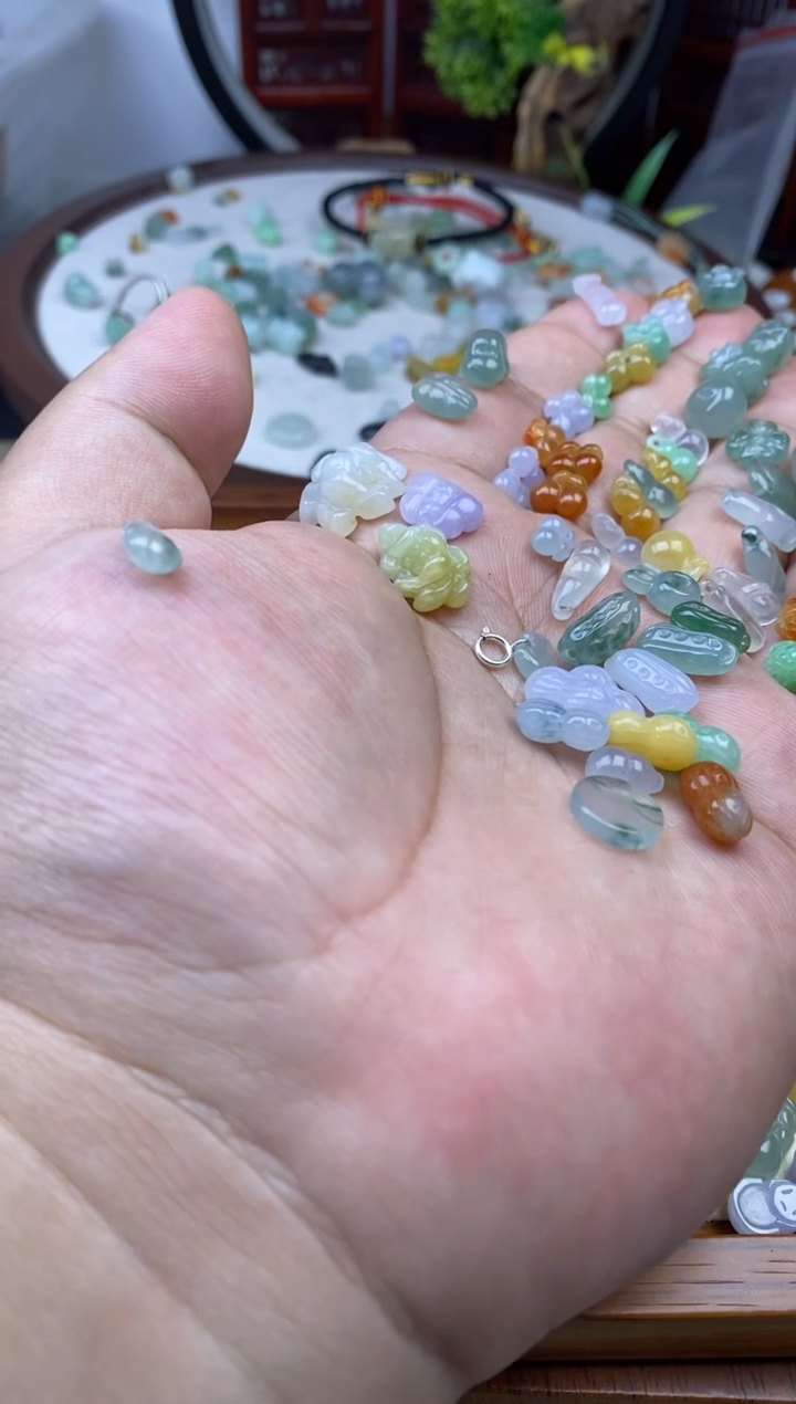 颈饰未镶嵌翡翠展***友翡翠