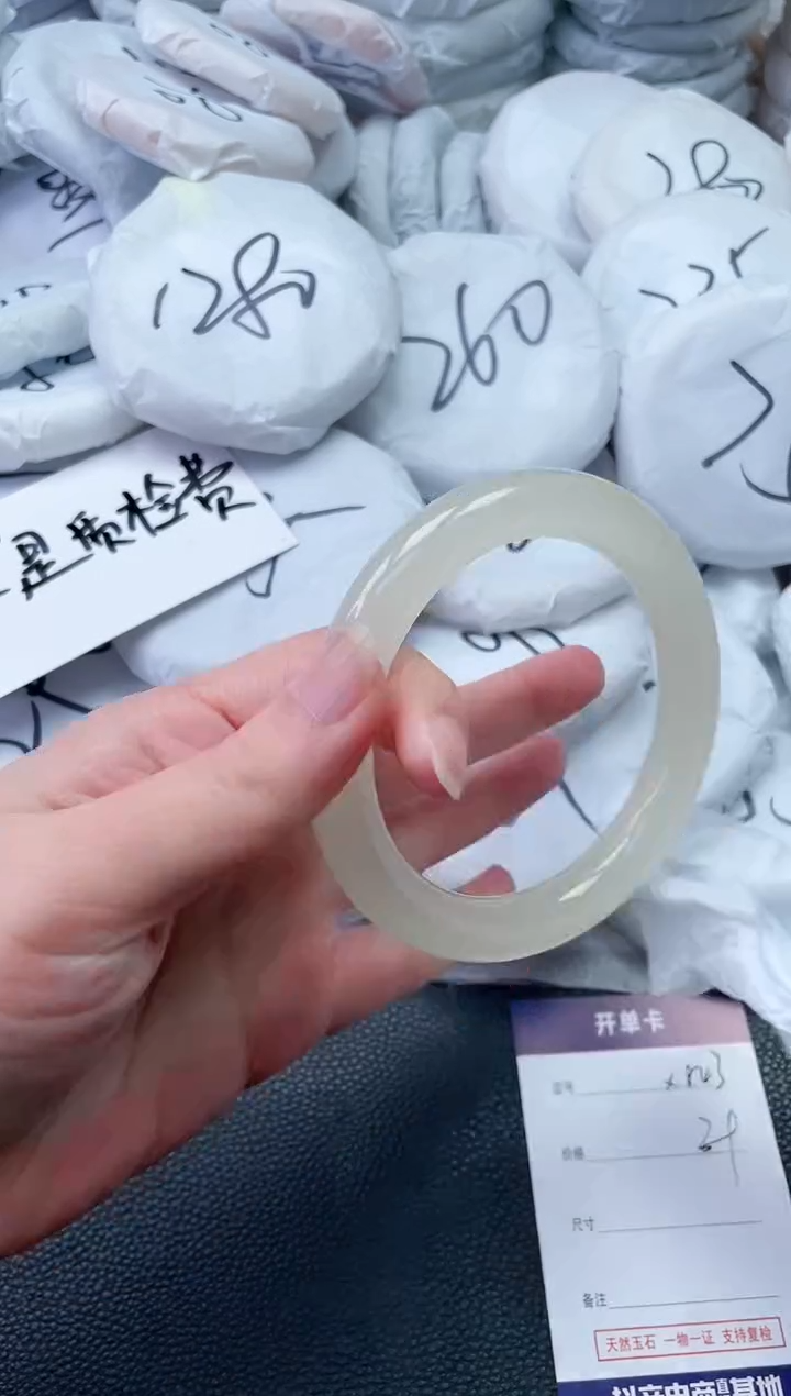 【闪购商品】石英质玉手镯未镶嵌X843