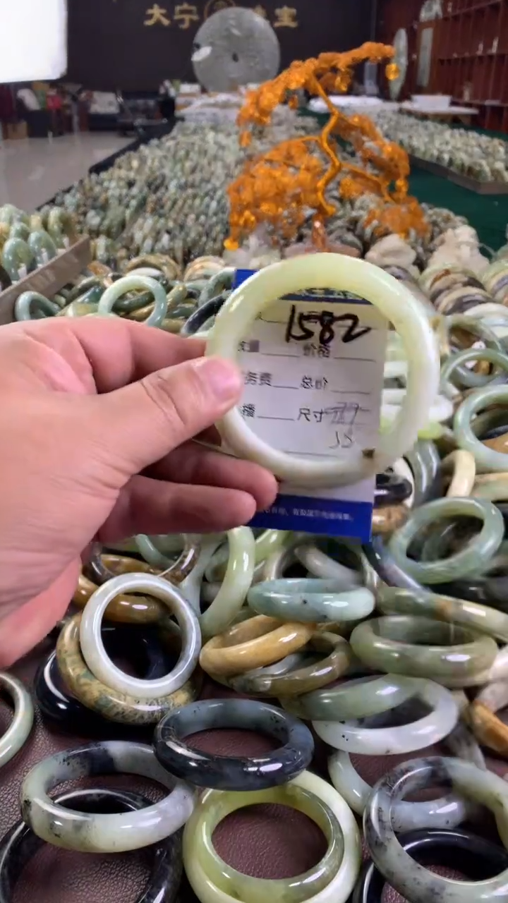 未镶嵌蛇纹石玉手镯1582