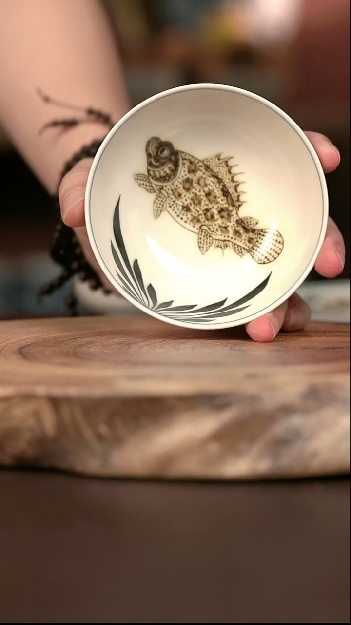 手绘微瑕 高温现代瓷 气窑  大鳜鱼 普洱杯100c