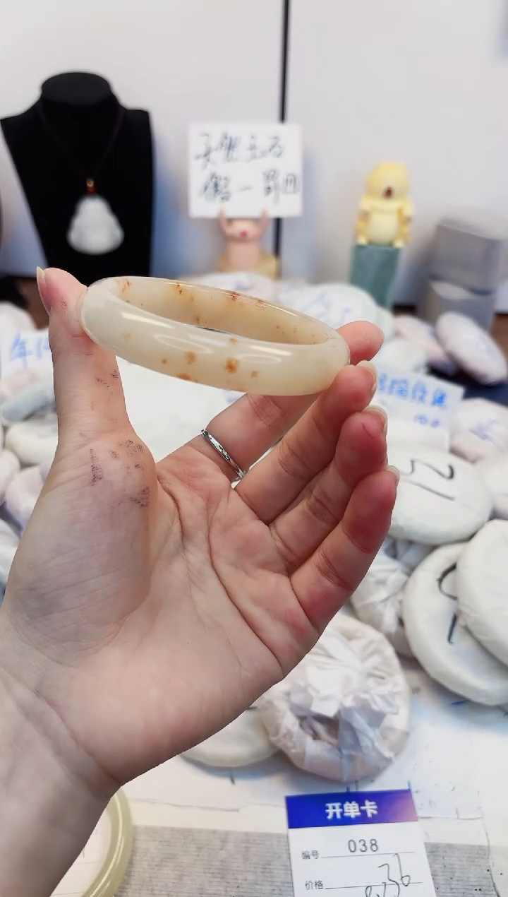 【闪购商品】石英质玉手镯未镶嵌38