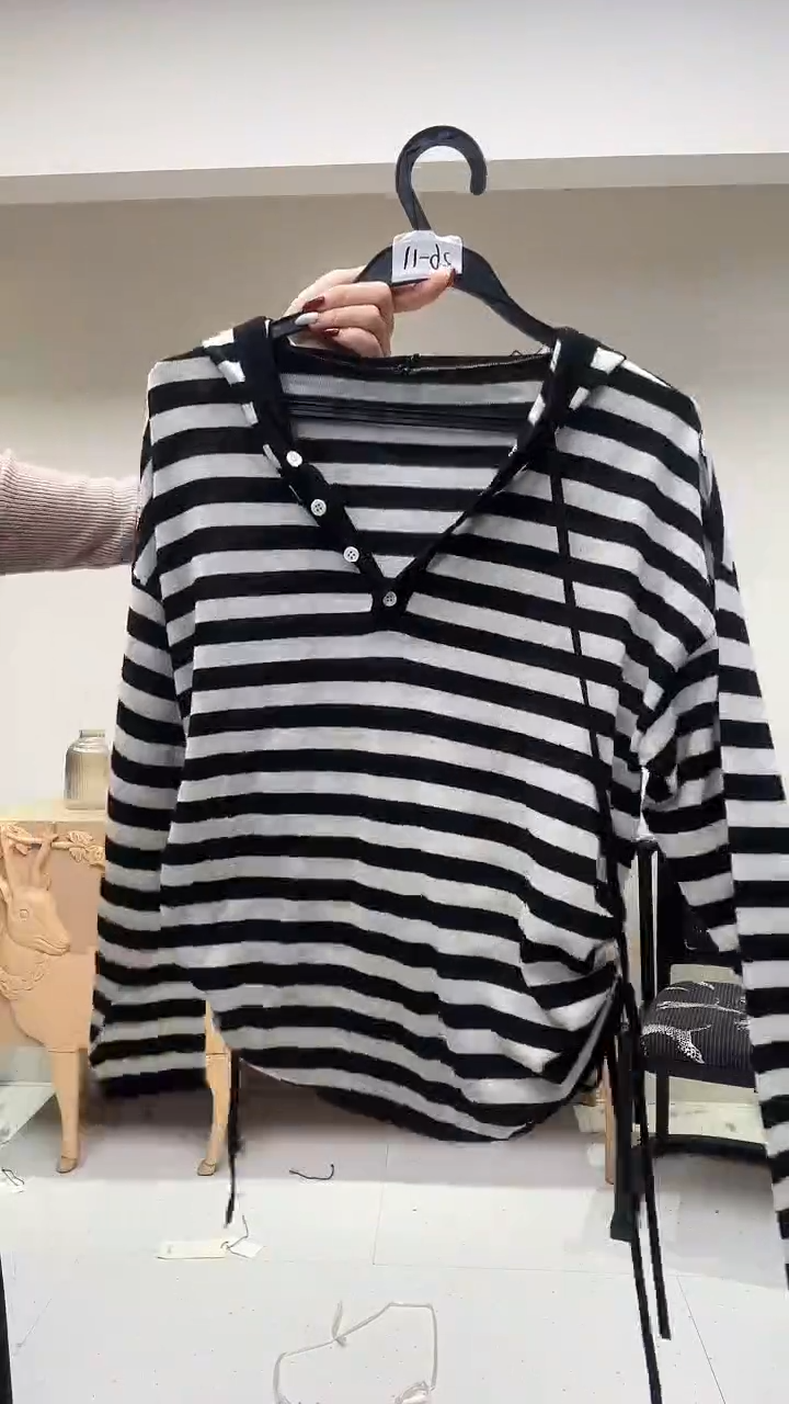 黑白条连帽抽绳上衣