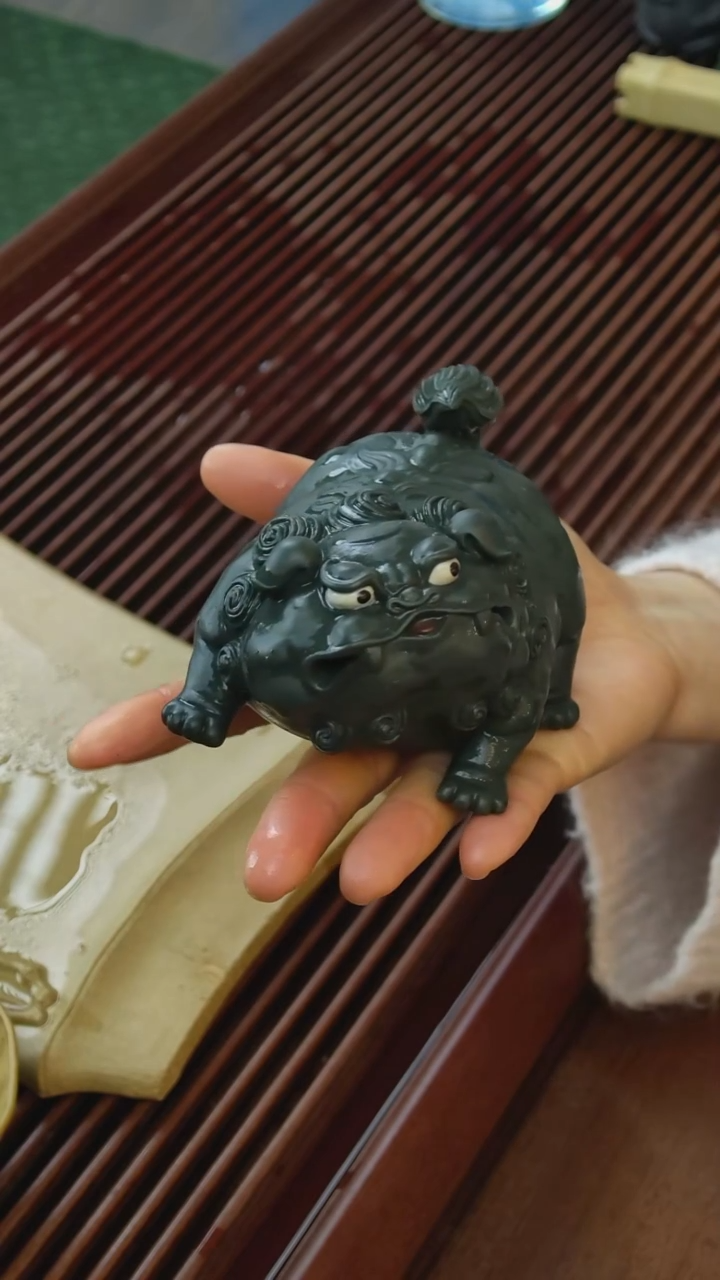 紫砂张小萌《觅财貔貅》