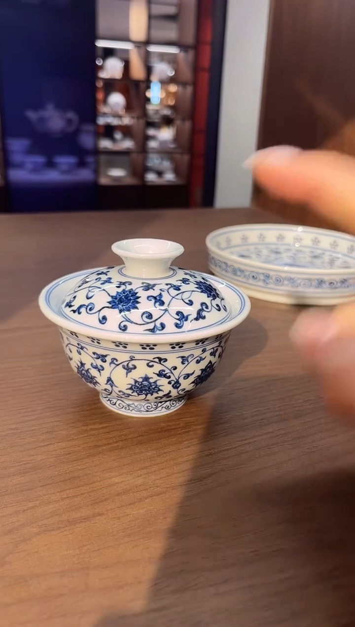 景德镇陶瓷常年展缠枝莲盖碗
