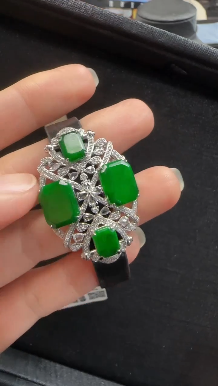 【闪购商品】翡翠颈饰18K金镶嵌557无事牌一个