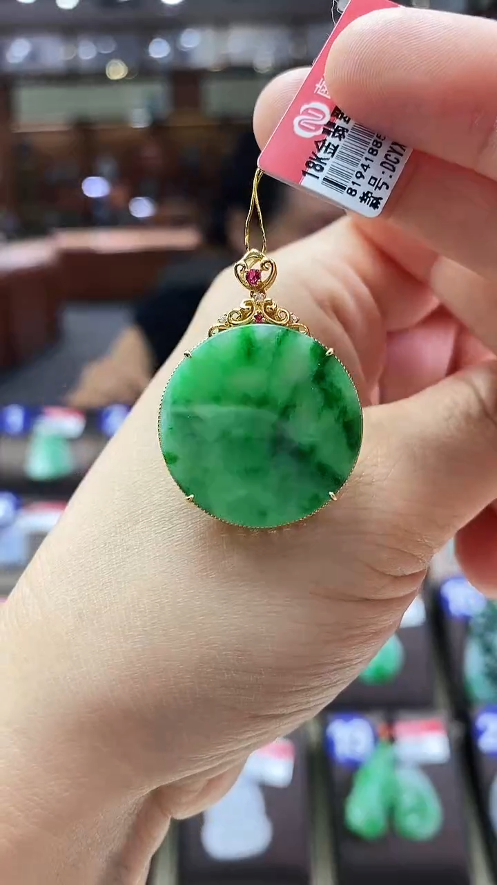 颈饰18K金镶嵌翡翠无事牌