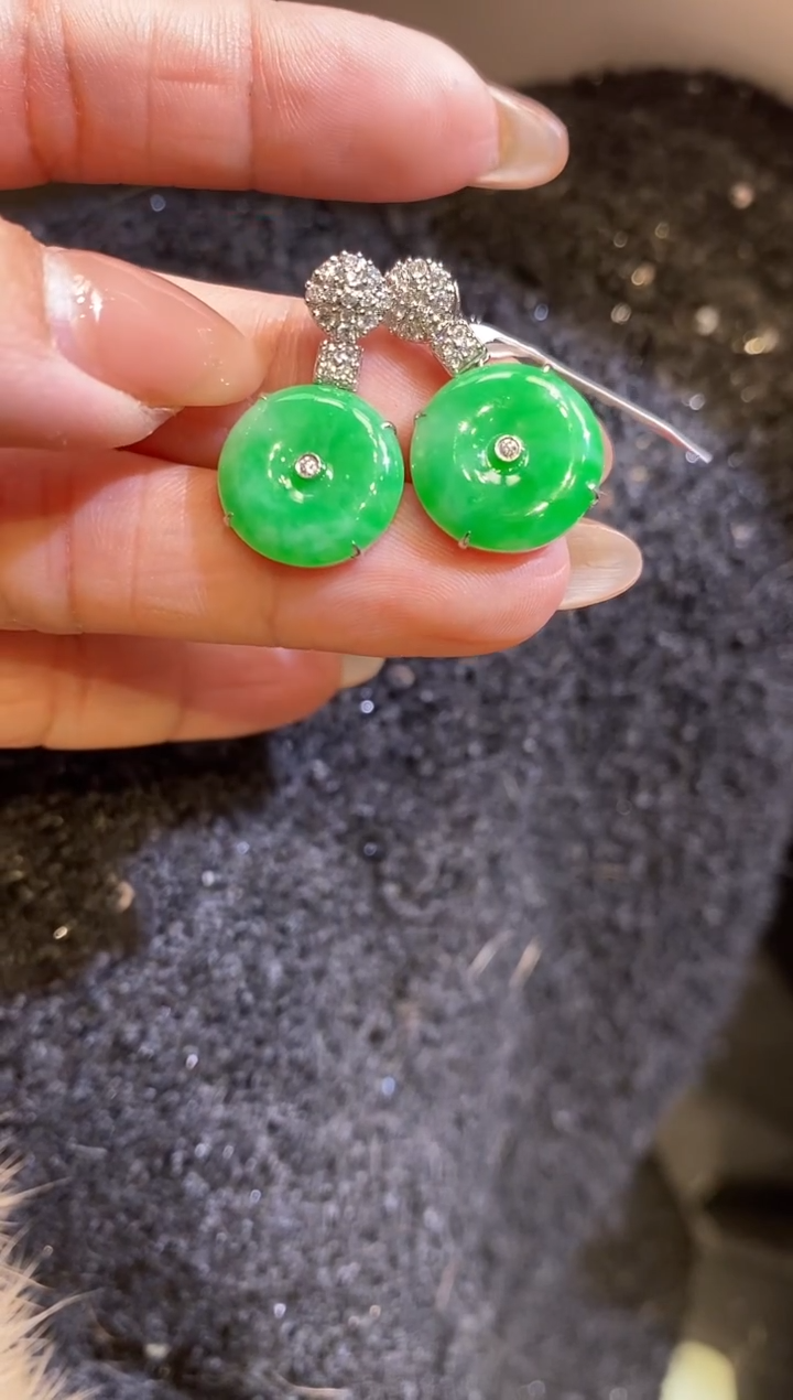 18K金镶嵌翡翠耳饰耳钉