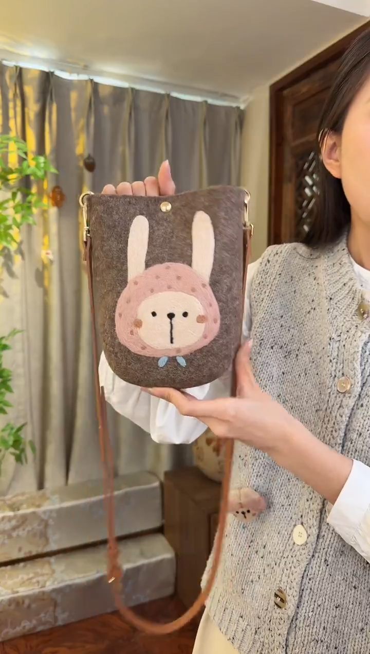 羊毛非遗羊毛毡包 手机包兔子