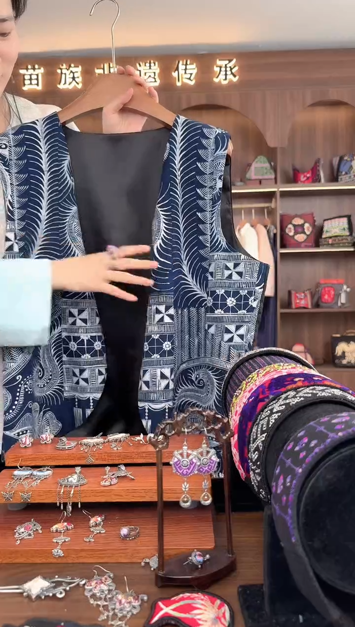 【闪购商品】织绣扶光苗绣传承L5