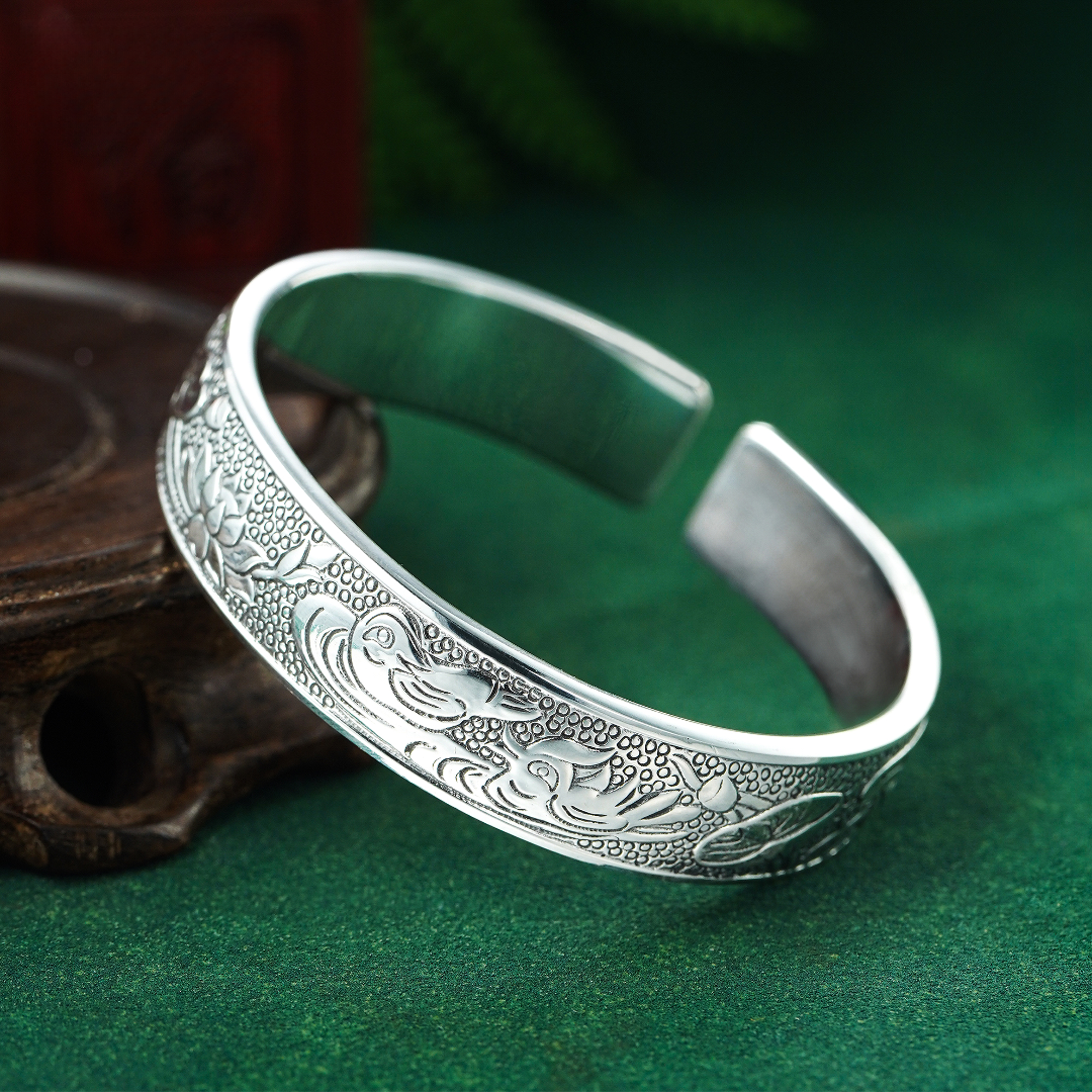 中国珠宝 足银手镯  999浮雕莲花鸳鸯戏水开口手镯约82g荷花银镯