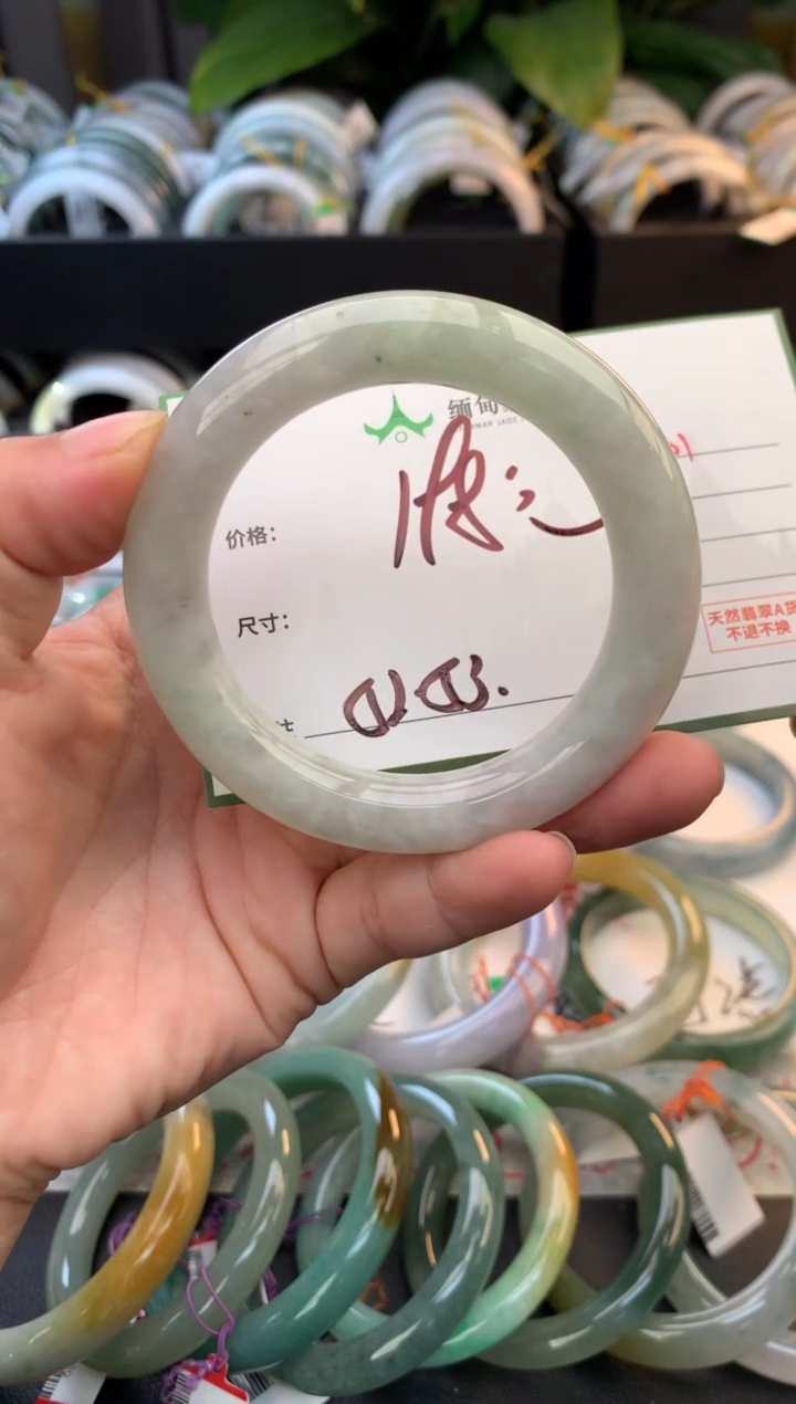 未镶嵌定制翡翠毛货需精细抛光+多人