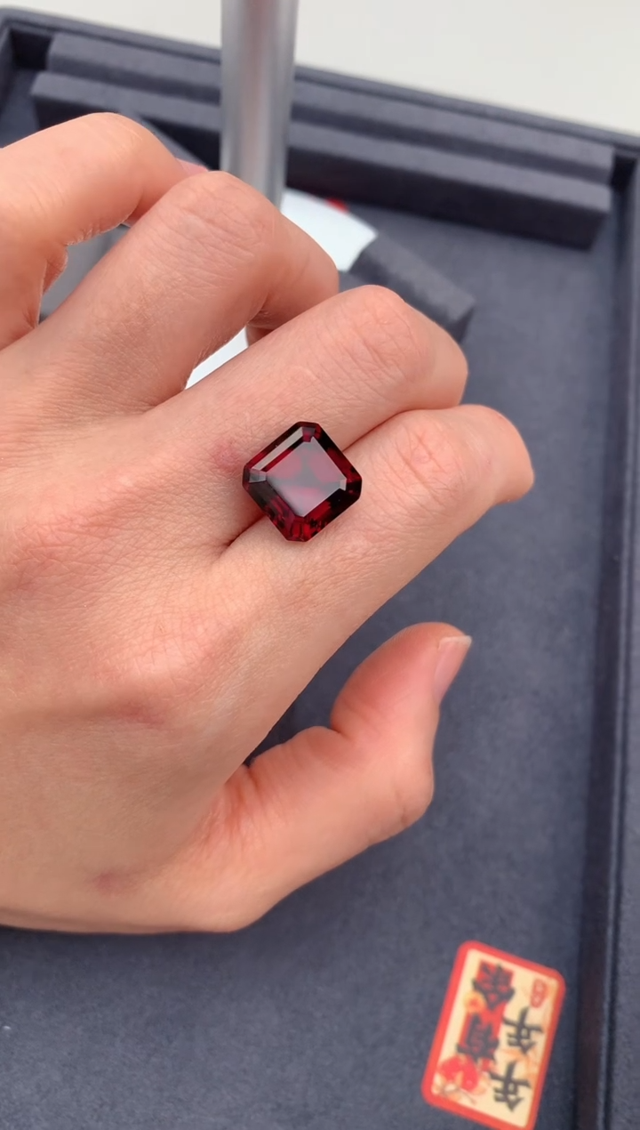 【闪购商品】石榴石裸石未镶嵌11.4ct镁铝榴石