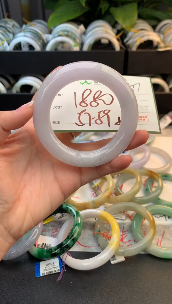 未镶嵌定制翡翠毛货需精细抛光+多人