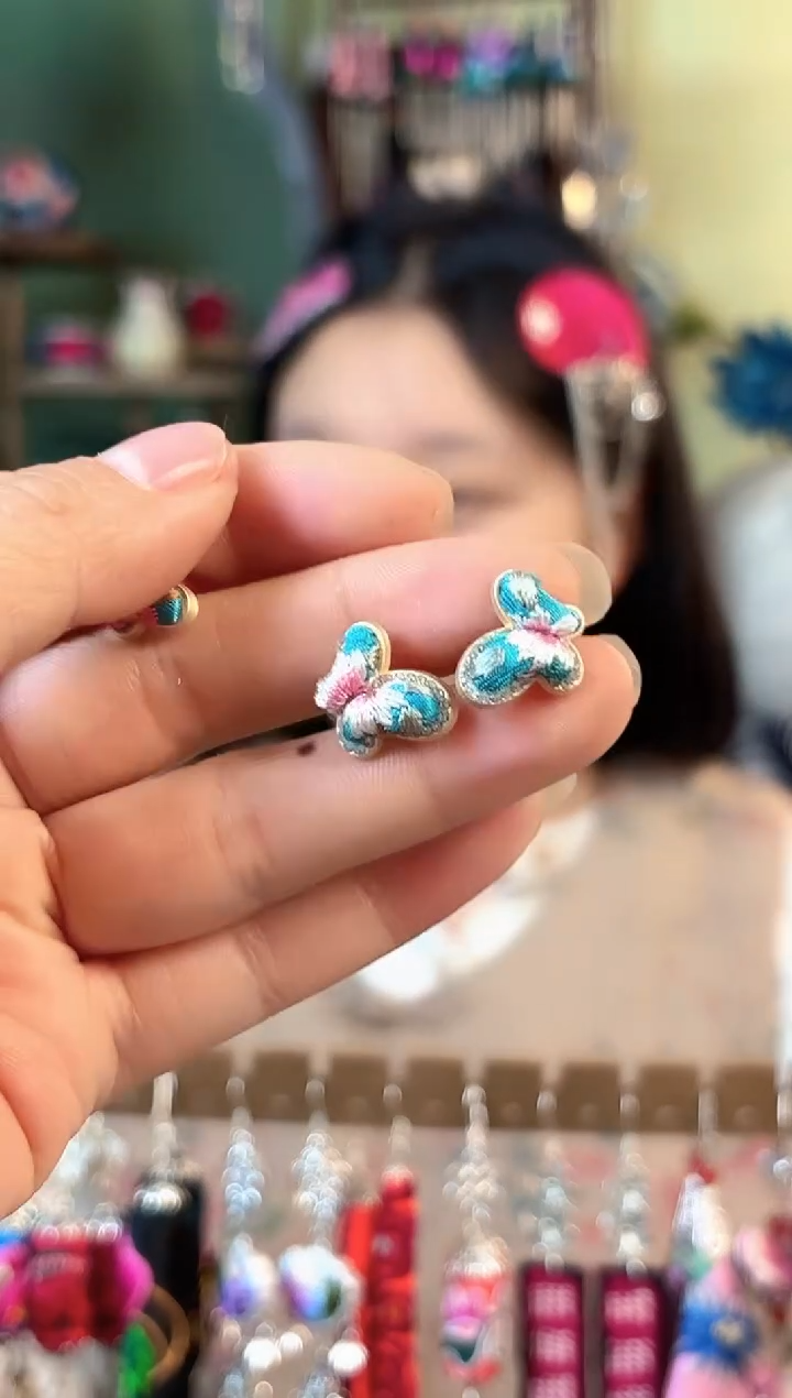 彩云南阁非遗老绣饰品590*