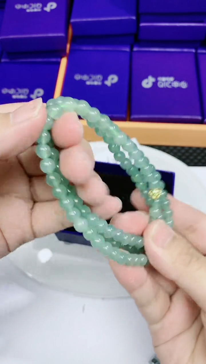 翡翠未镶嵌颈饰               