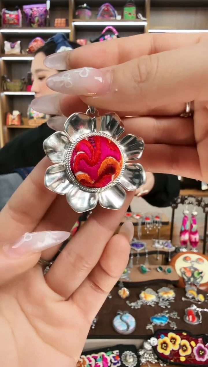 【闪购商品】织绣65蒙阿苏苗绣传承