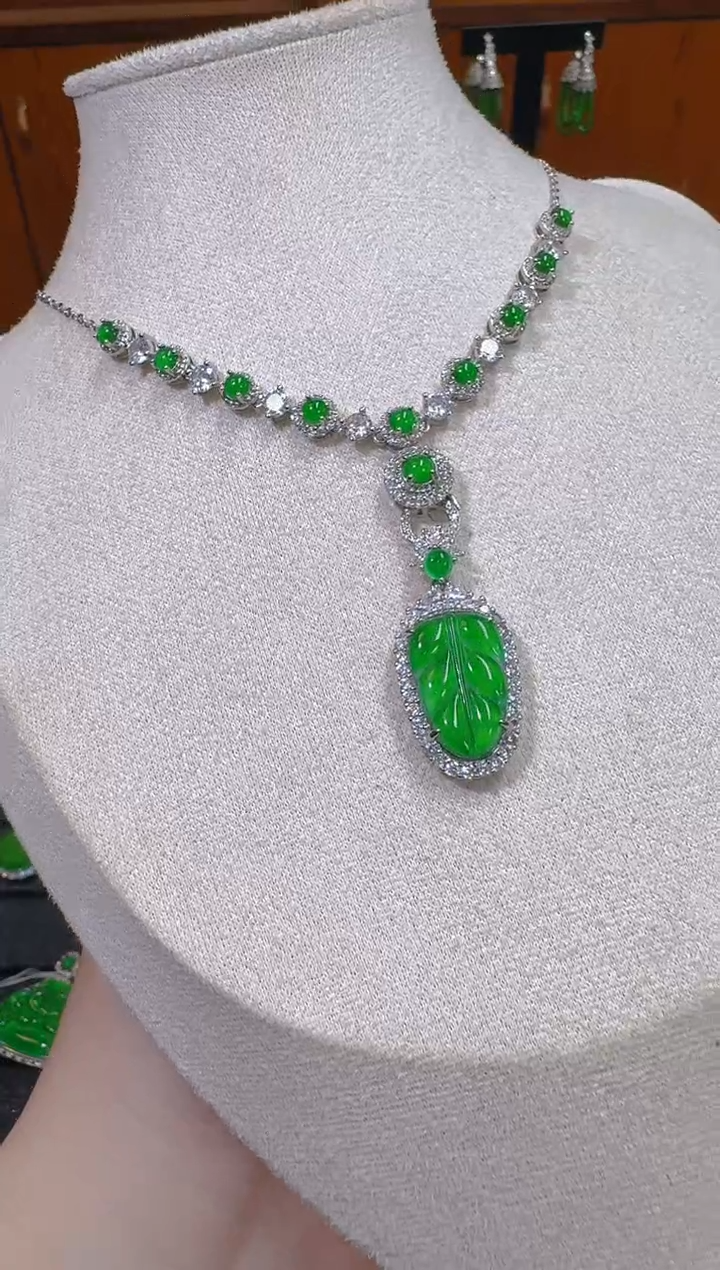 【闪购商品】翡翠吊坠(赠链)未镶嵌天然A货翡翠