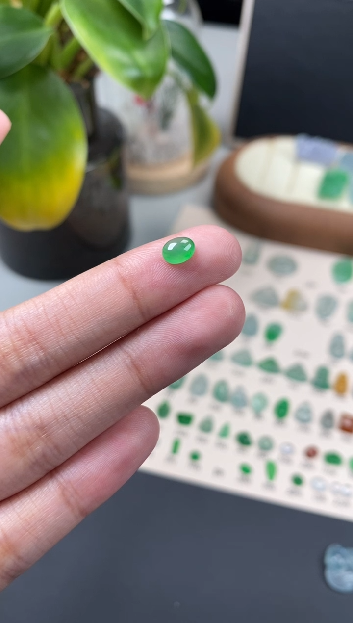 【闪购商品】翡翠颈饰未镶嵌翡翠冰绿蛋面