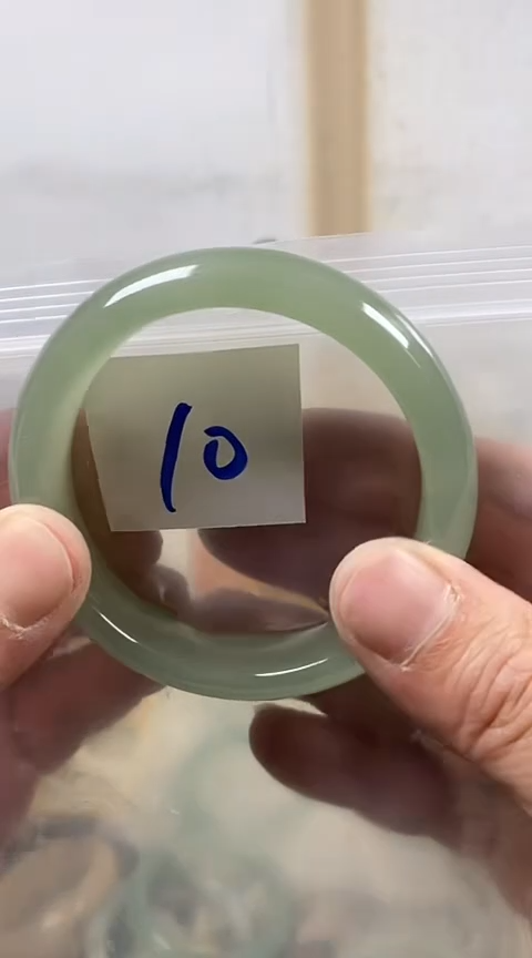 【闪购商品】石英质玉手镯未镶嵌58+