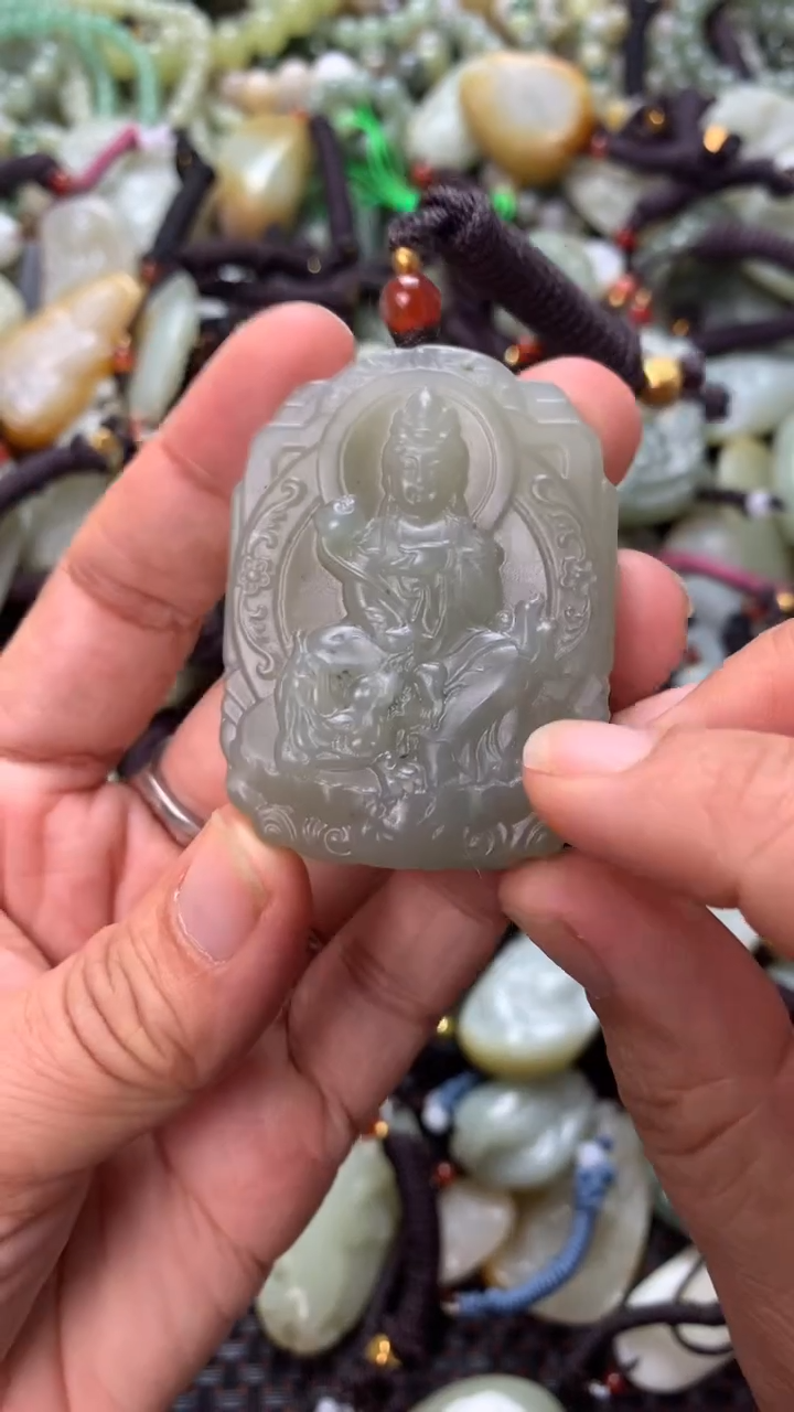 和田玉未镶嵌颈饰（多样性发一件）没有证书有瑕