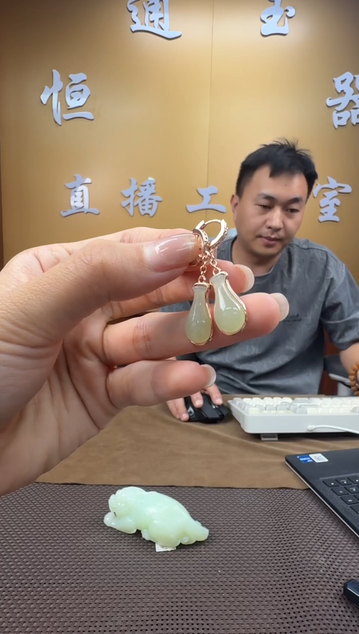 和田玉未镶嵌颈饰耳饰一对