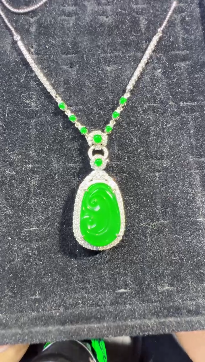 定制翡翠未镶嵌如意1