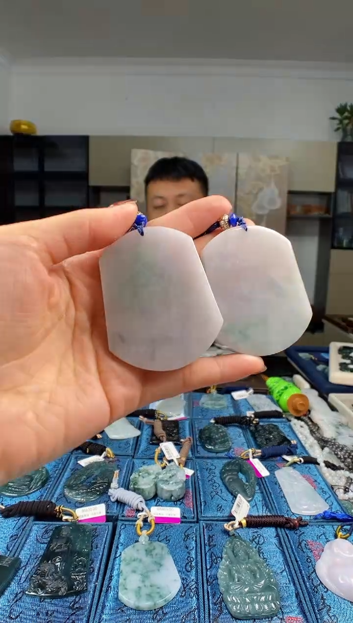 颈饰未镶嵌翡翠  多样性发其一