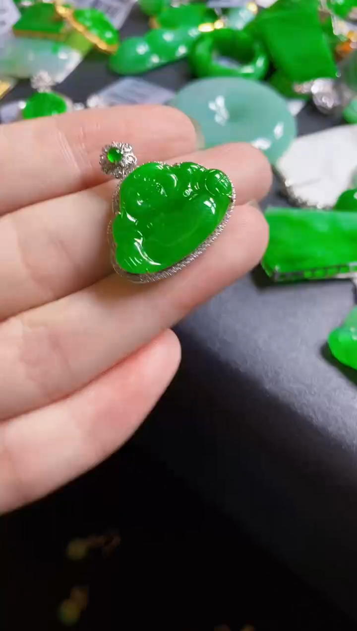 翡翠18K金镶嵌颈饰佛