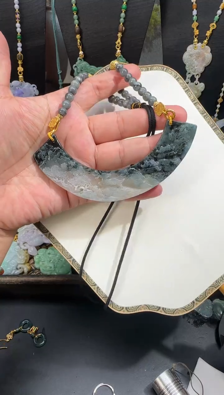 【闪购商品】翡翠未镶嵌颈饰拍照