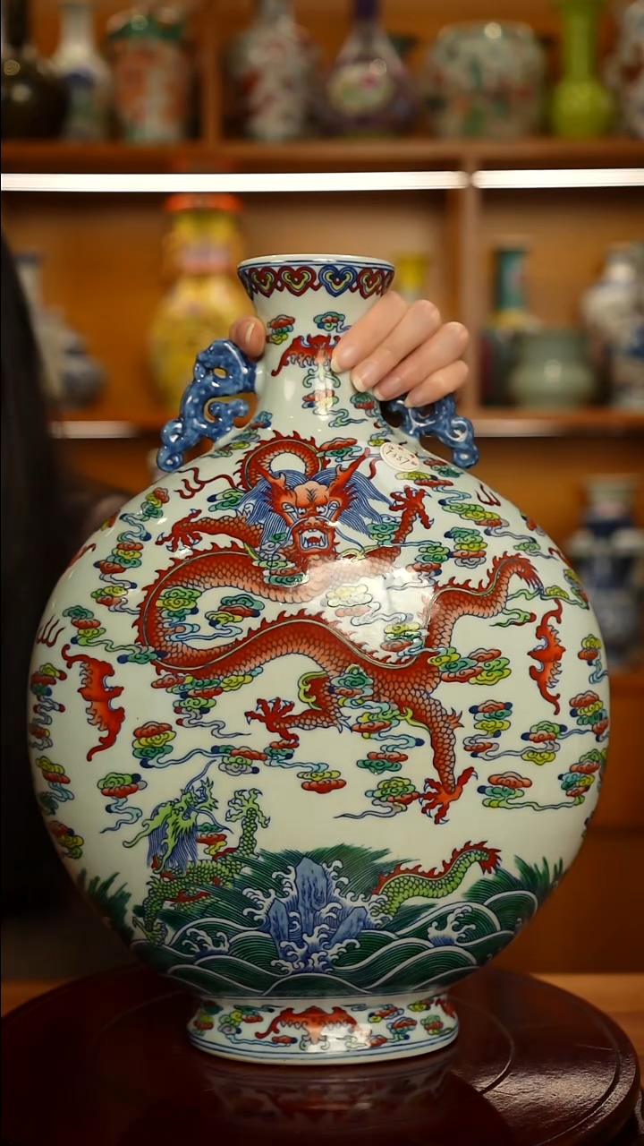 仿清瓷斗彩龙纹抱月瓶一只